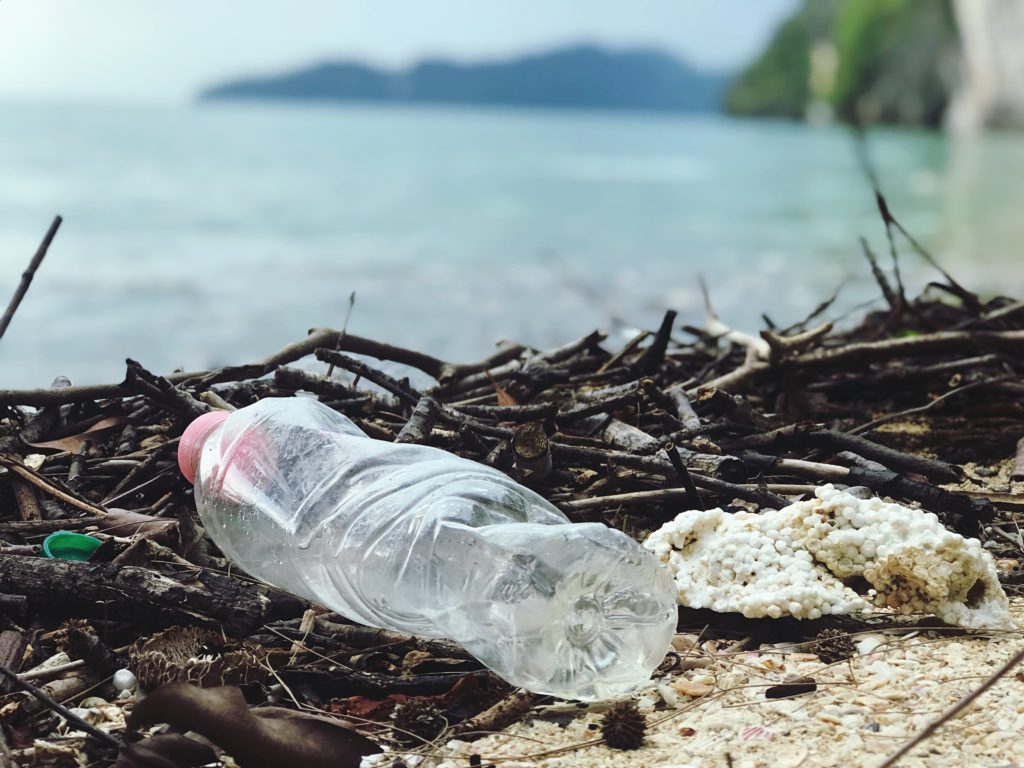 Plastflaska på en strand