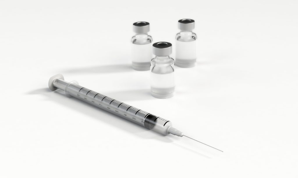 En spruta med vaccin