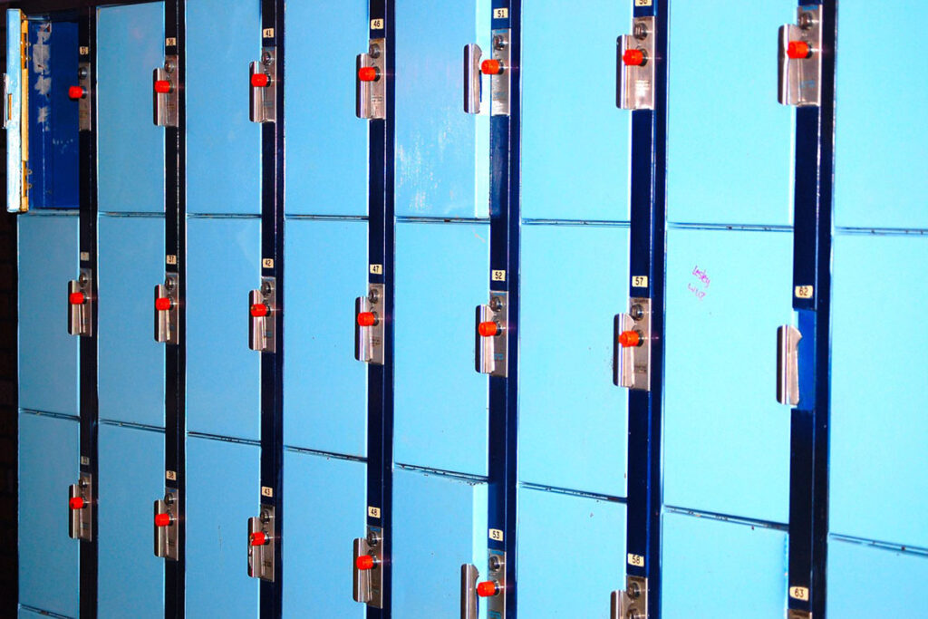 Foto på en vägg täckt av turkosa omklädningsskåp.