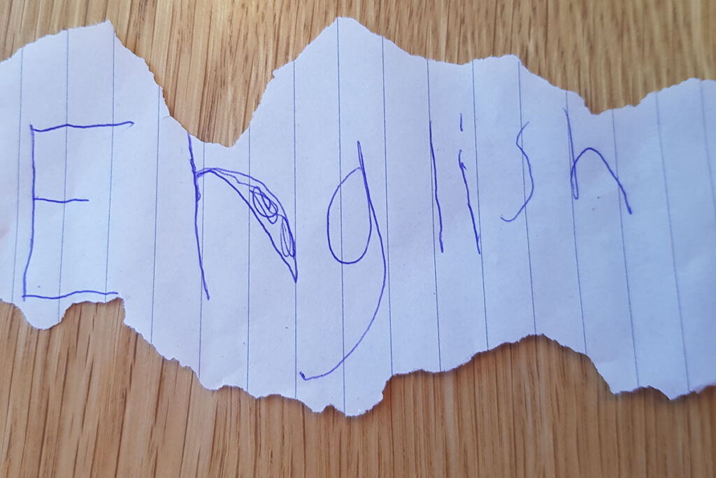 En papperslapp som det står "English" på.