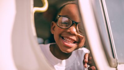 En pojke med glasögon.