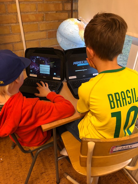 Två elever som spelar Minecraft