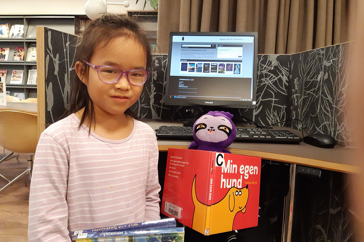 Lingxuan står bredvid maskoten Läsius.