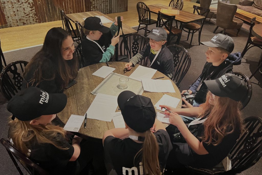 Anja Gatu intervjuas av reportrarna från Stodeneskolan.