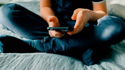 Pojke med mobiltelefon